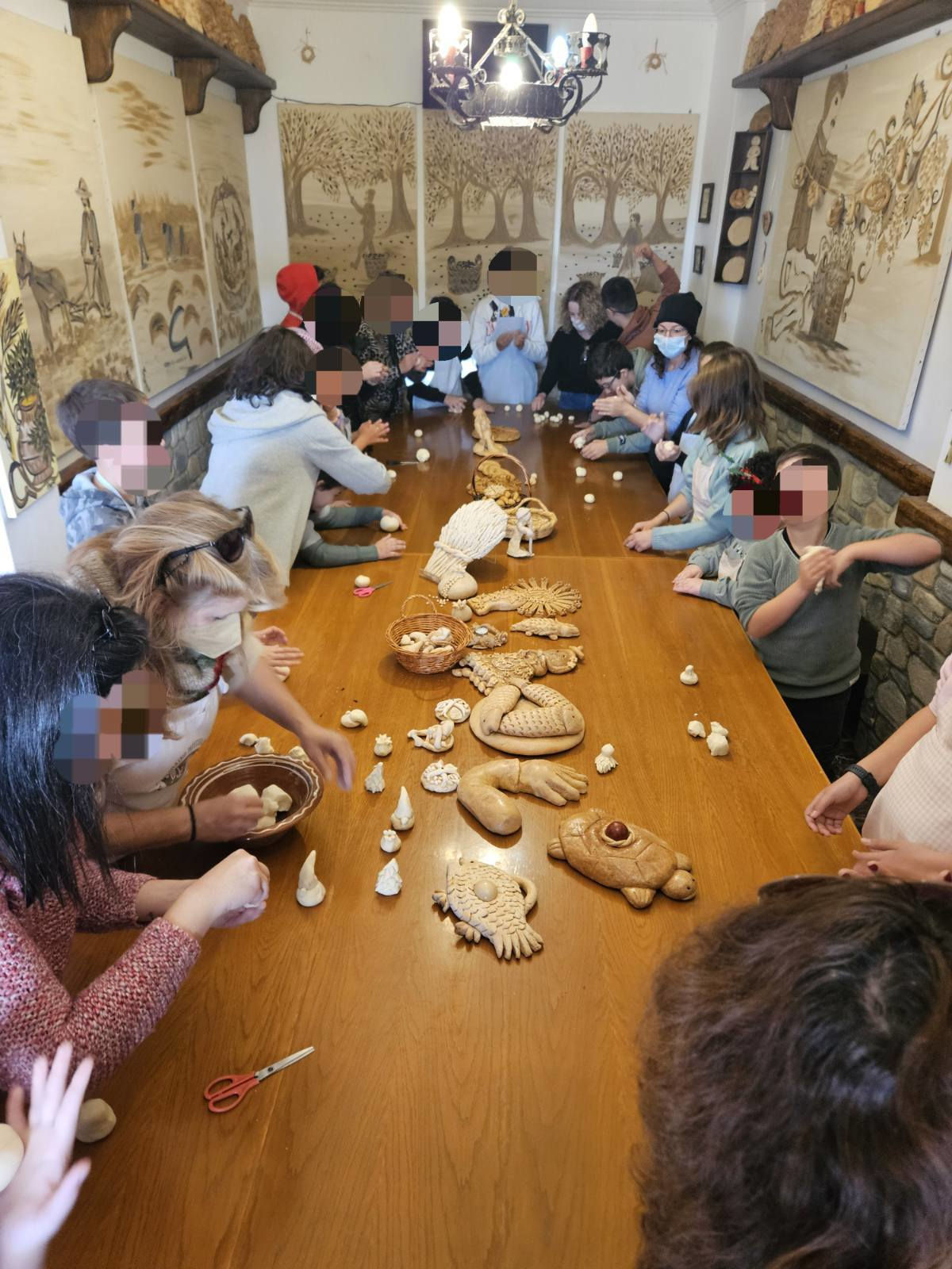 Η Αρτο-Αρμονία της Λαογραφικής εταιρείας Βαρνάβα στο Ίδρυμα για το παιδί «ΠΑΜΜΑΚΑΡΙΣΤΟΣ», στο Ειδικό Δημοτικό Σχολείο Νέας Μάκρης και στο Νηπιαγωγείο Βαρνάβα
